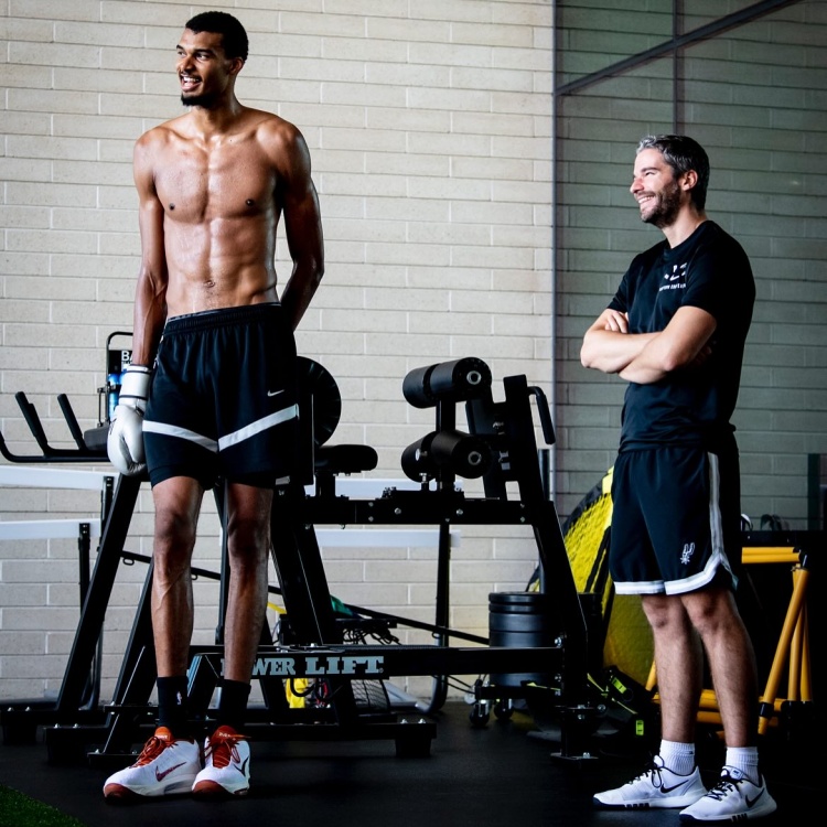 官方网站-马刺体能教练晒文班身材照：肉眼可见的壮了！