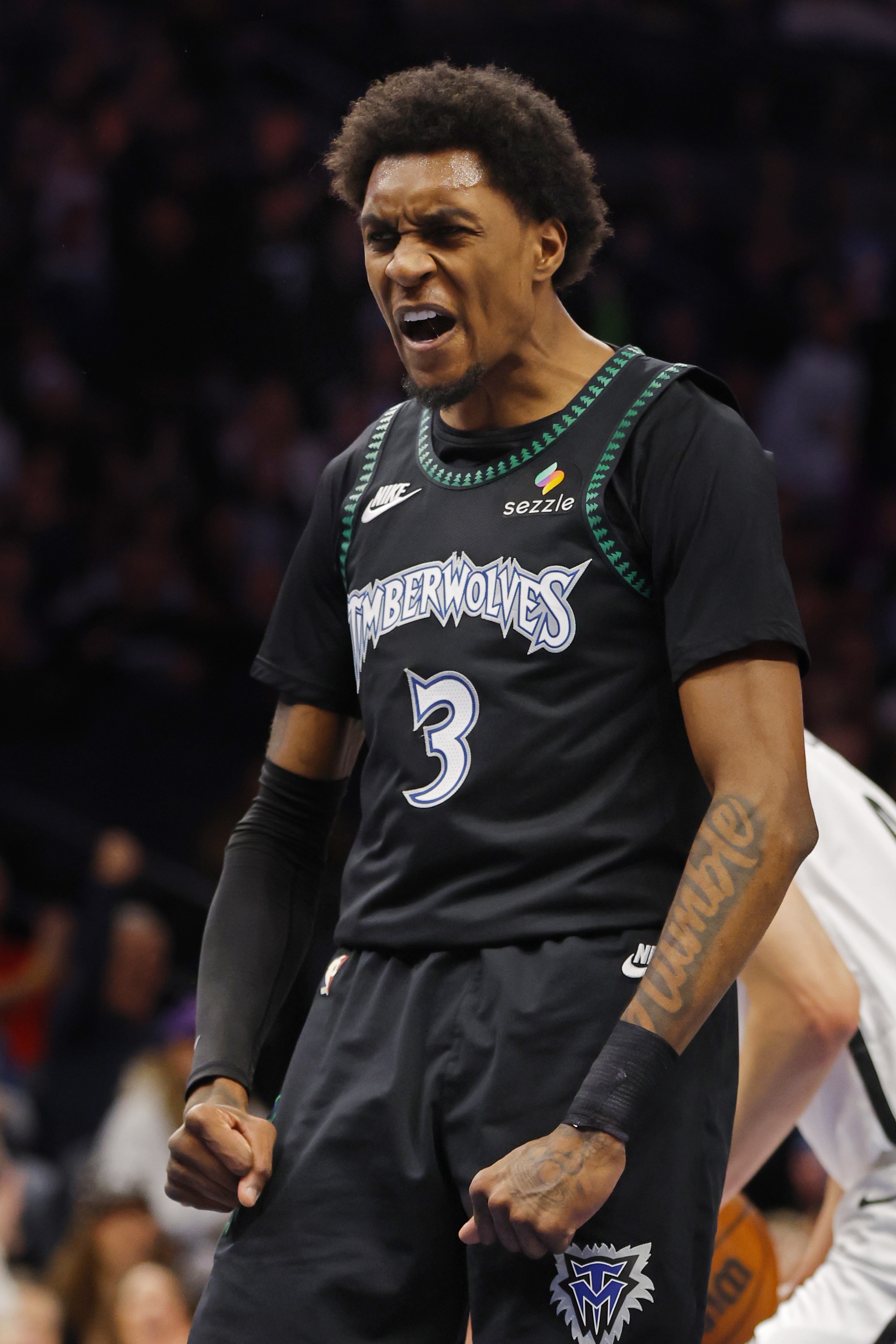 官方网站-填满数据栏！麦克丹尼尔斯16投7中&amp;罚球2中2得18分6板6助1断1帽