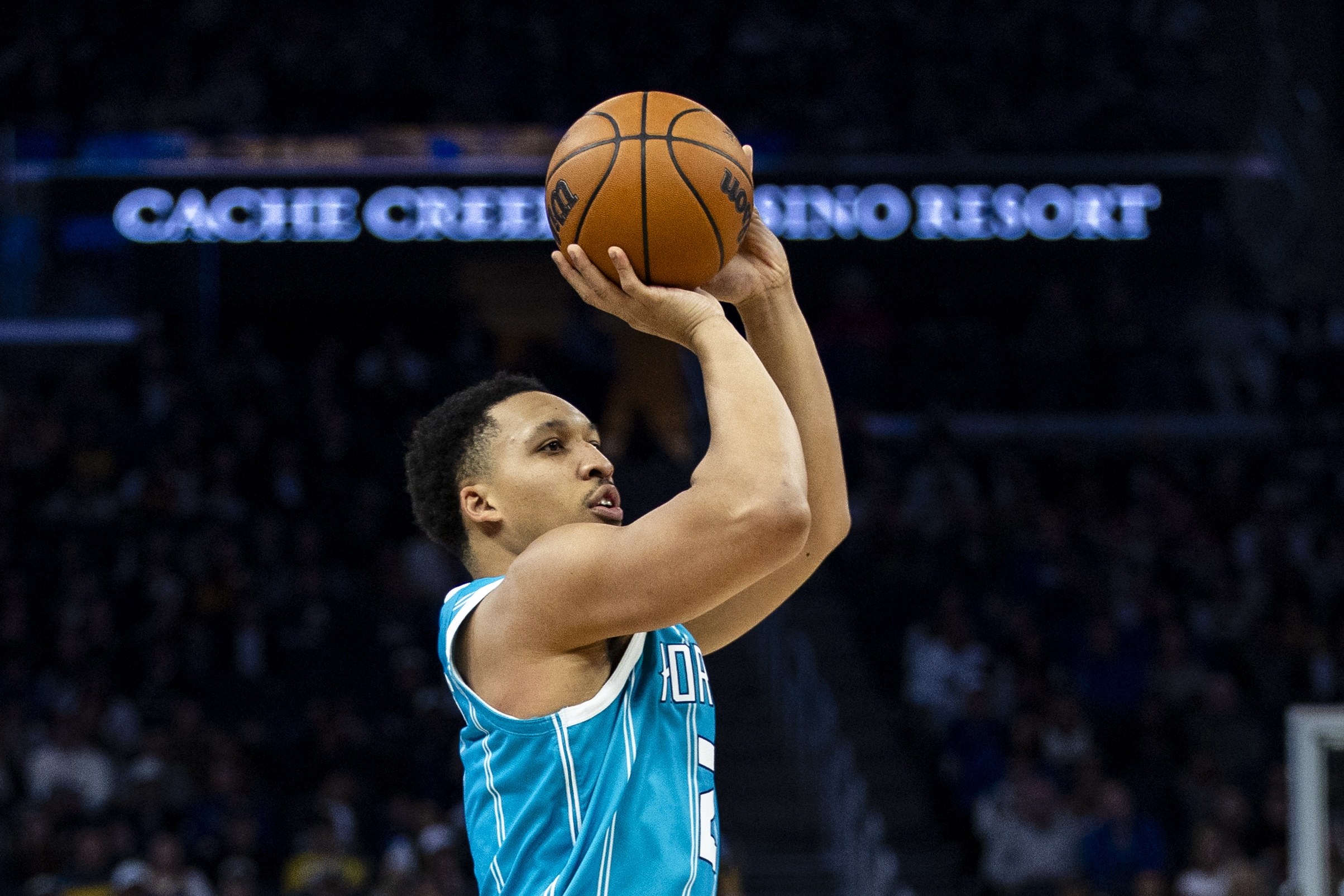 开云体育-狂轰滥炸！约什·格林背传助格威打3+0 黄蜂领先76人42分