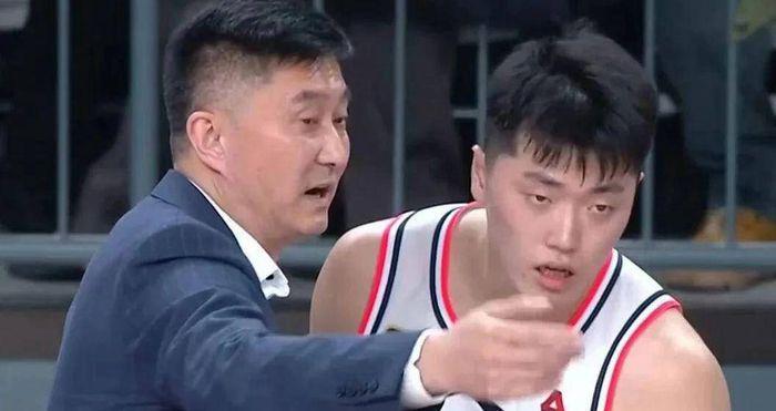 官方网站-如此主力前锋？21分钟仅4分1板+罚球7中2，球迷：你是职业球员？